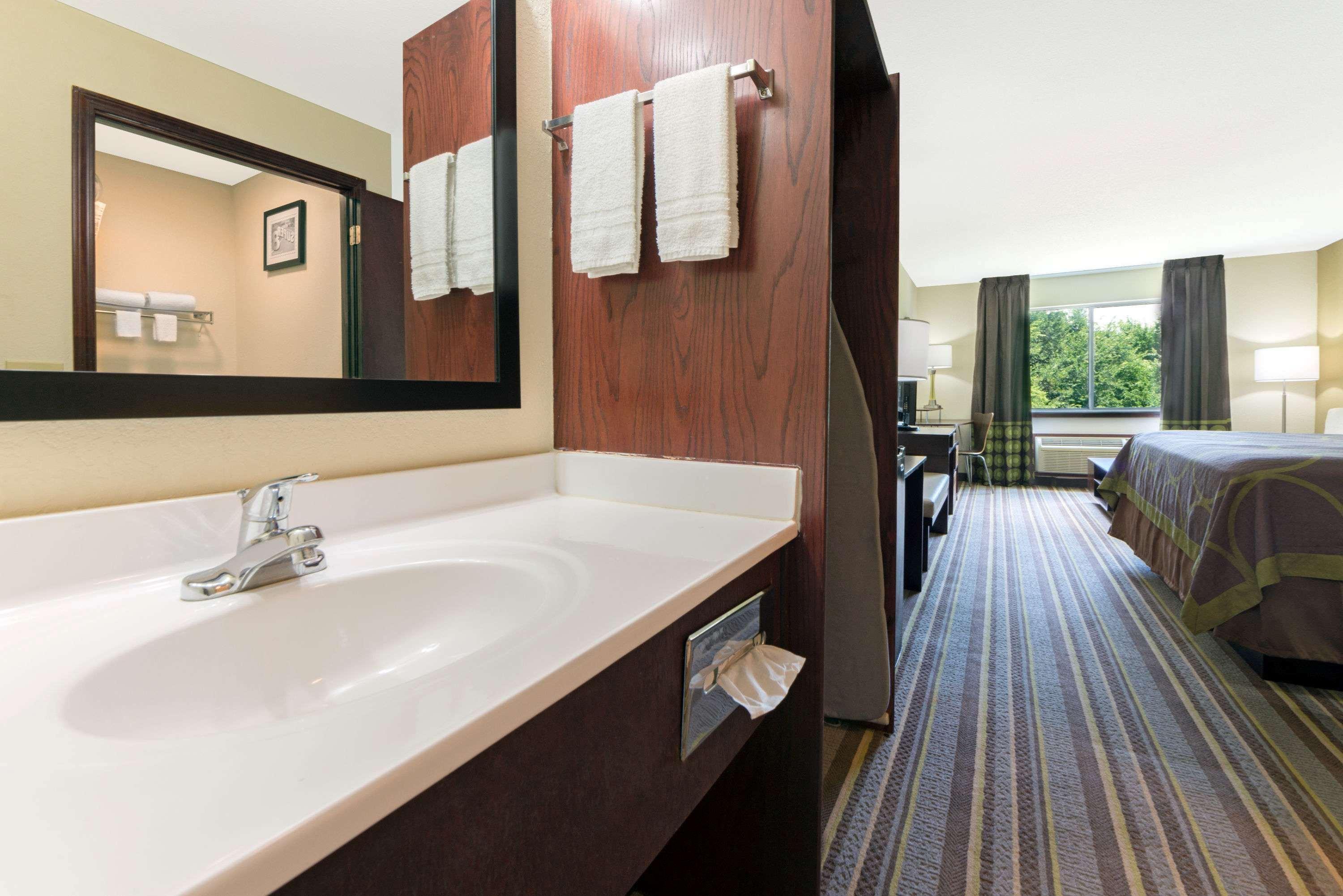 Super 8 By Wyndham Perry Hotel Bagian luar foto