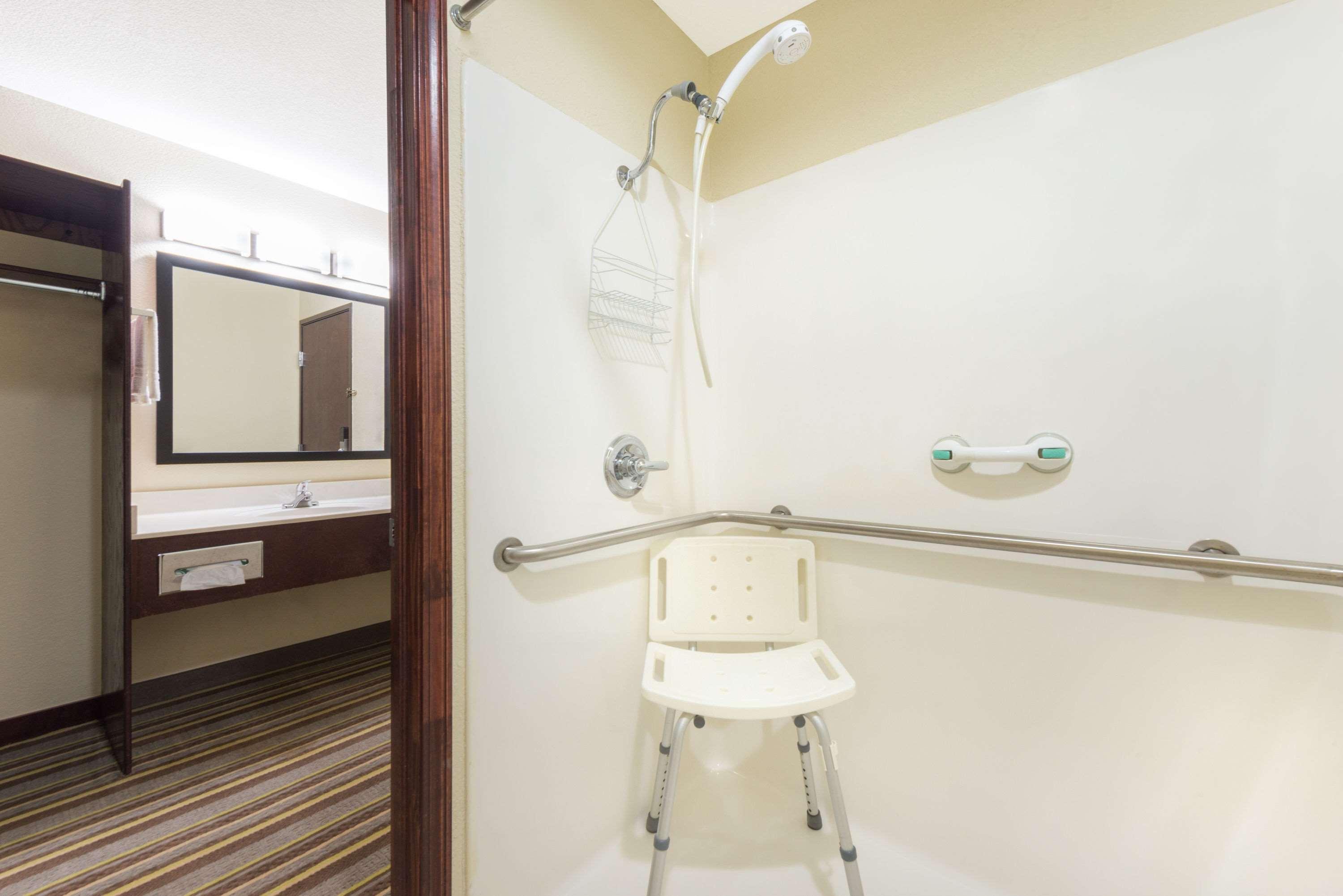Super 8 By Wyndham Perry Hotel Bagian luar foto