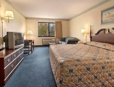 Super 8 By Wyndham Perry Hotel Bagian luar foto